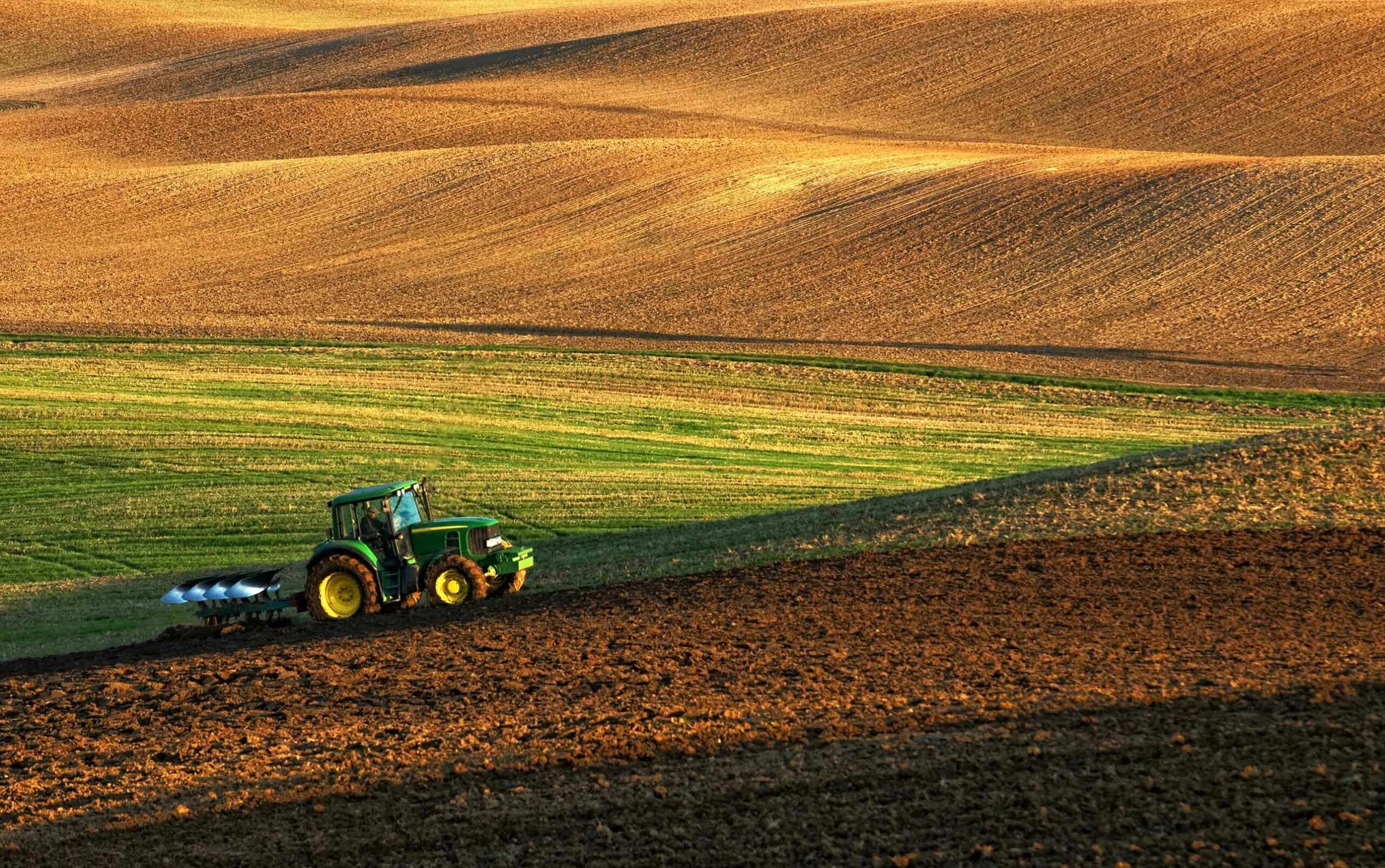 Почва в сельском хозяйстве. Трактор в поле. Поле Вспаханное Джон Дир. Россельхоз трактора. Трактор пашет землю.
