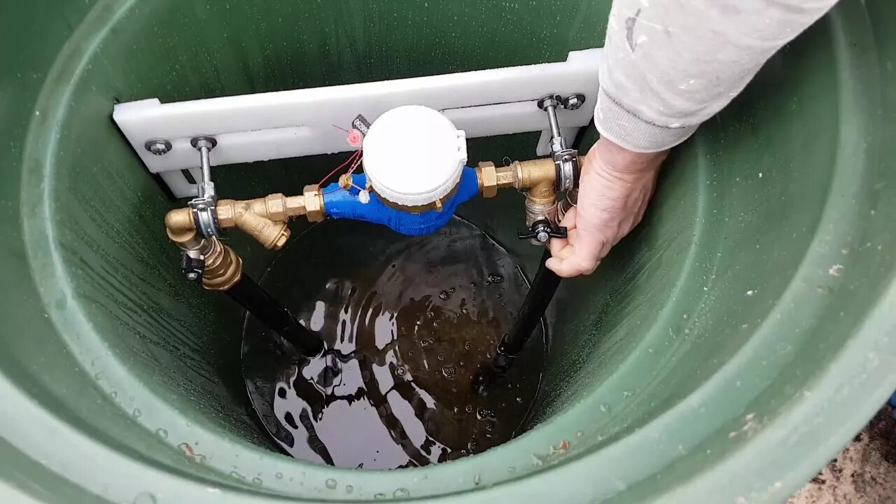 Почему вода рывками. Водяной счетчик водомер колодец. Счетчики учета воды в колодце ф100. Монтаж счетчика воды в колодце. Счетчик воды на скважину дм 100.