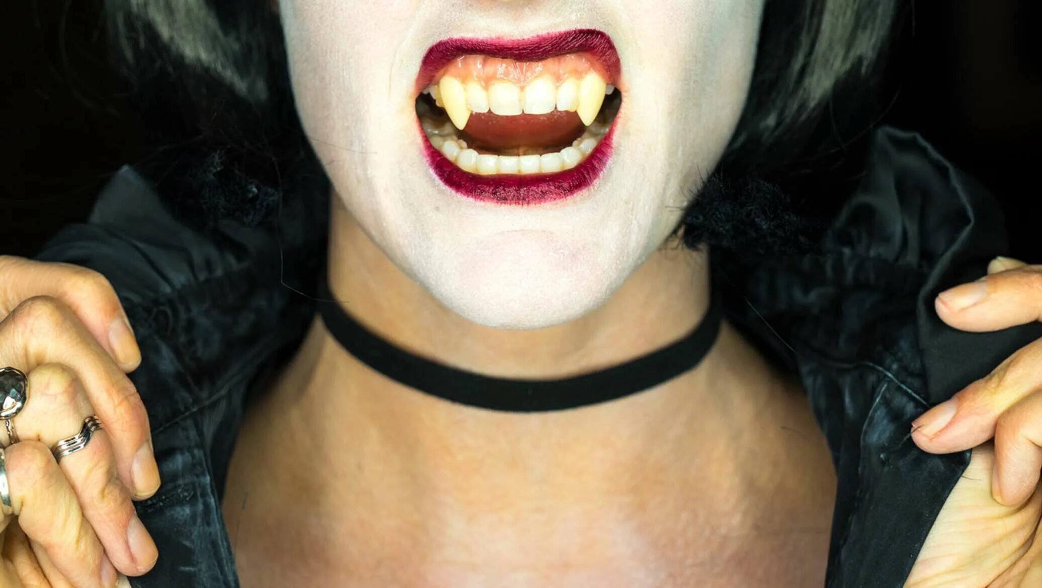 Существуют ли вампиры в реальной жизни. Вампиры в риальнойжизни. Вампирина в реальной жизни. Мейвис дракула в реальной жизни. Вампиры реально существуют.