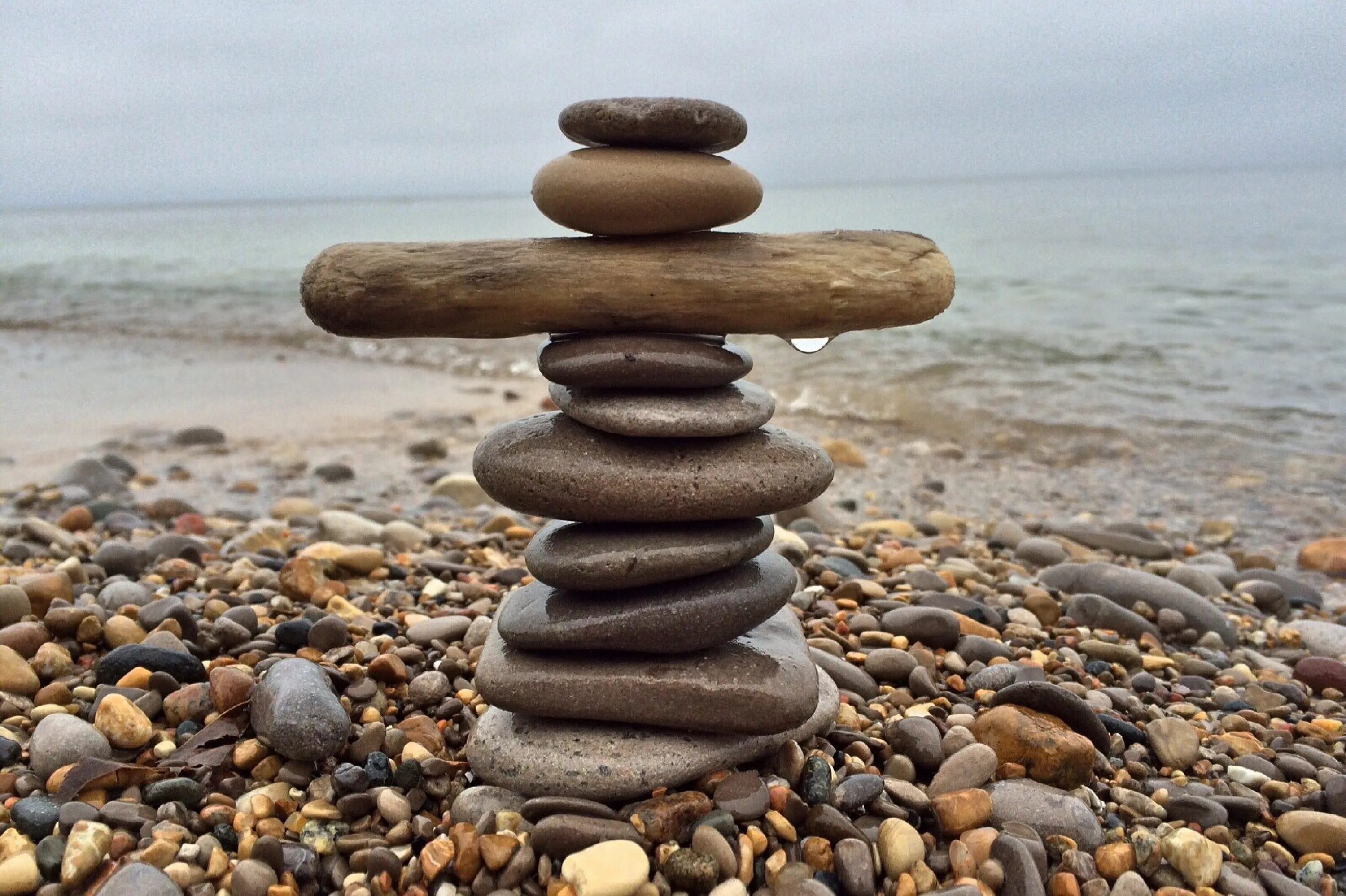 Friend stone. Пирамидка из камушков. Камни равновесие. Камушки равновесие. Камень галька.