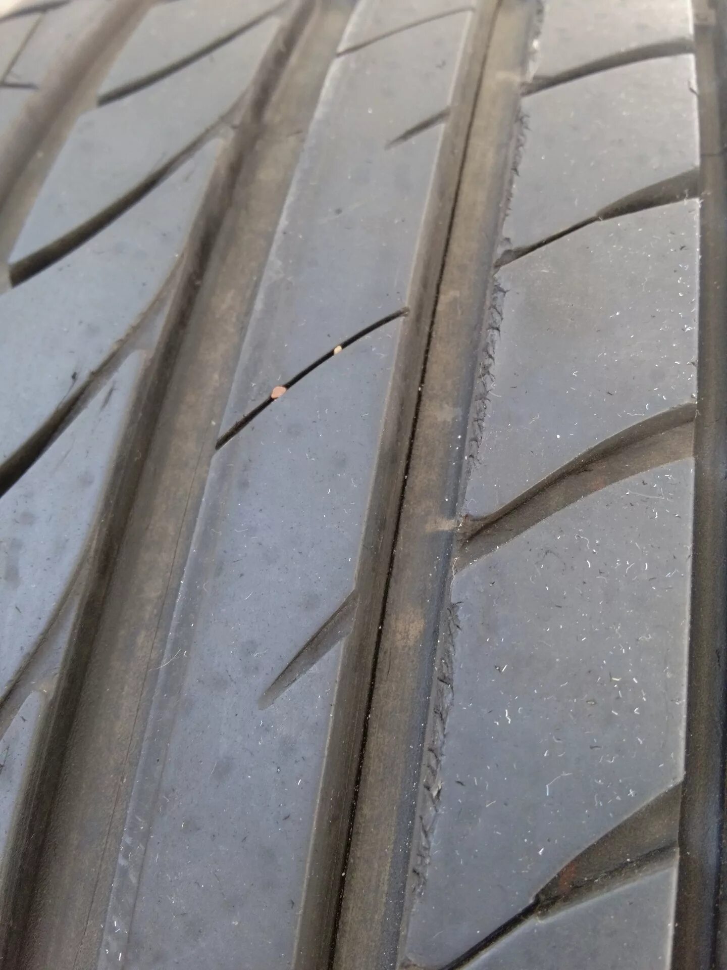 Трещины на протекторе резины. Продольные трещины на шинах Dunlop. Продольные трещины на протекторе шины Белшина. Трещины на протекторе шины Бриджстоун. Шины Nokian продольные трещины.