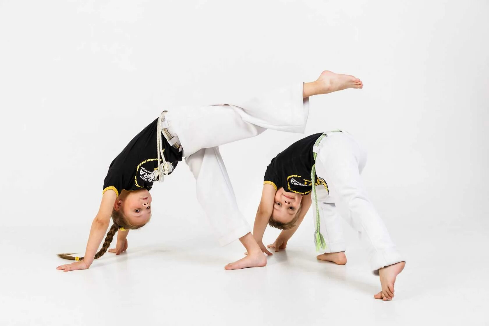 Капоэйро. Капоэйра танец. Капоэйра девушки. Капоэйра танец бразилия. Бразилия боевая капоэйра боевое искусство.