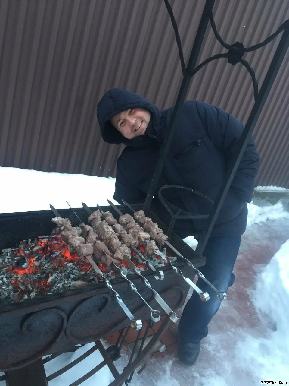 Шашлык зимой на даче. Шашлык зимой. шашлыки на природе. шашлыки на даче.