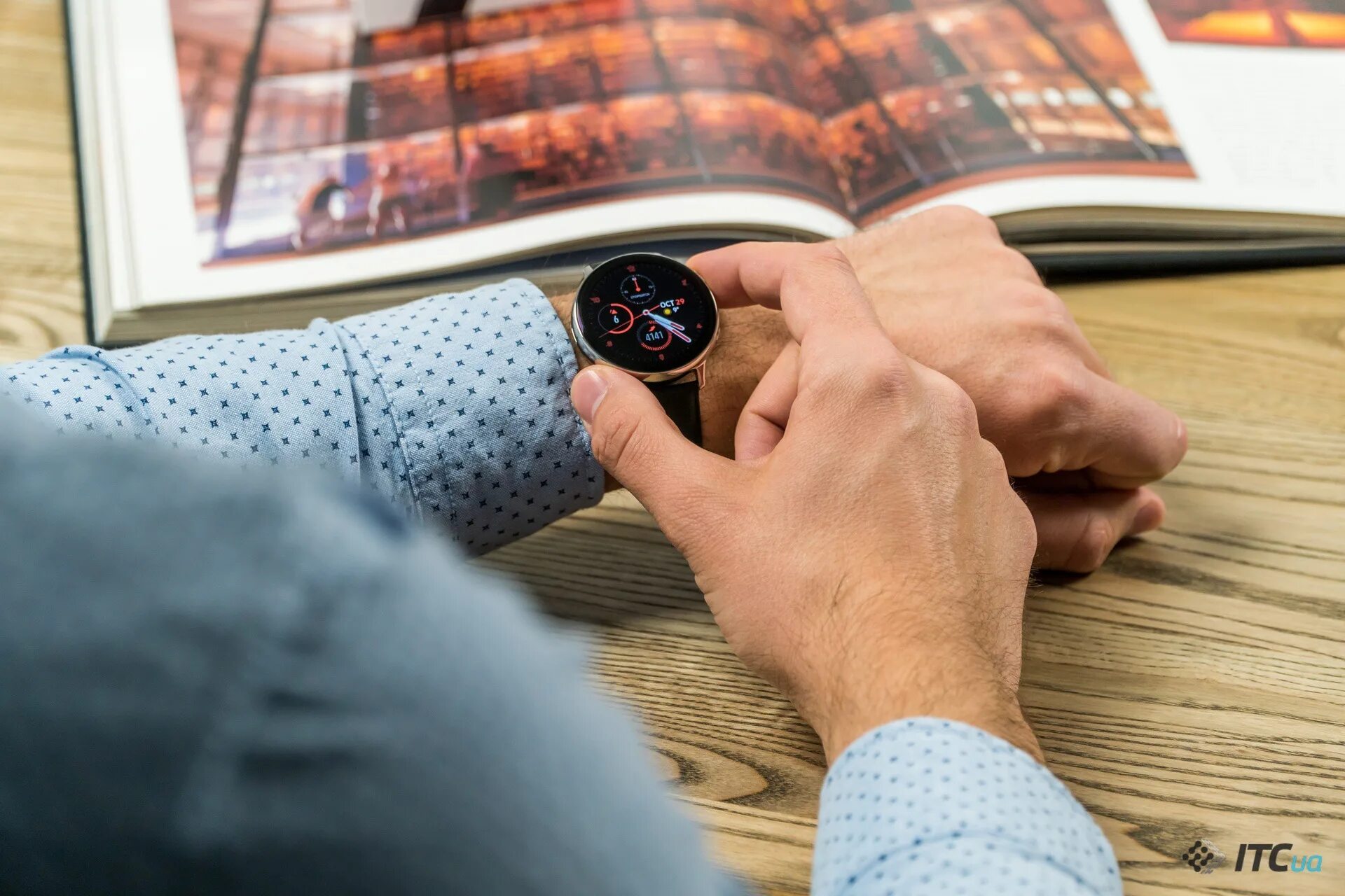 Обои на часы самсунг. Samsung Galaxy watch 5 обзор. Samsung Galaxy watch функции и возможности. Samsung Galaxy watch 4 с классическим костюмом. Обзор часов самсунг galaxy watch