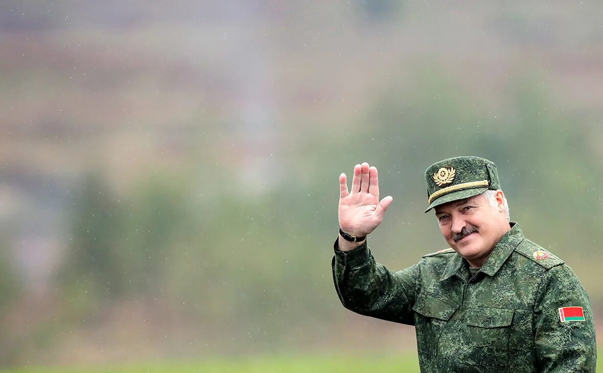 Лукашенко вводит войска. Лукашенко. лукашенко в военной форме. лукашенко в форме.