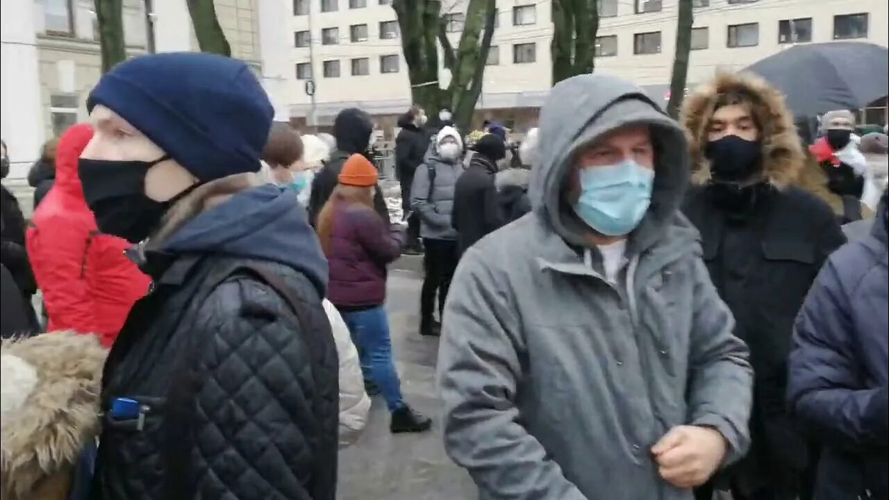 Девочка на козырьке подъезда. Митинг воронеж. Пожарная тревога в тц. Пожарная тревога в тц. Приезд беженцев сегодня в воронеж видео 7 ноября мчс фото.
