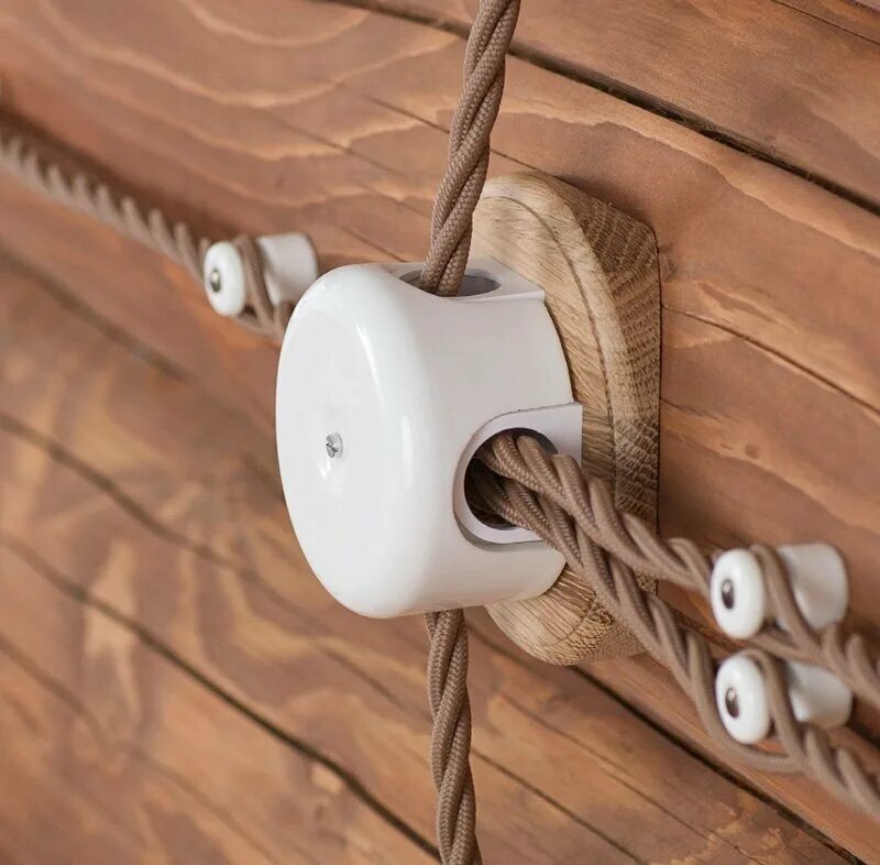 Проводка в деревянном доме. Ретро проводка в бревенчатом доме. Провода для наружной электропроводки. Ретро провод 4х1. Ретро проводка 3х2.