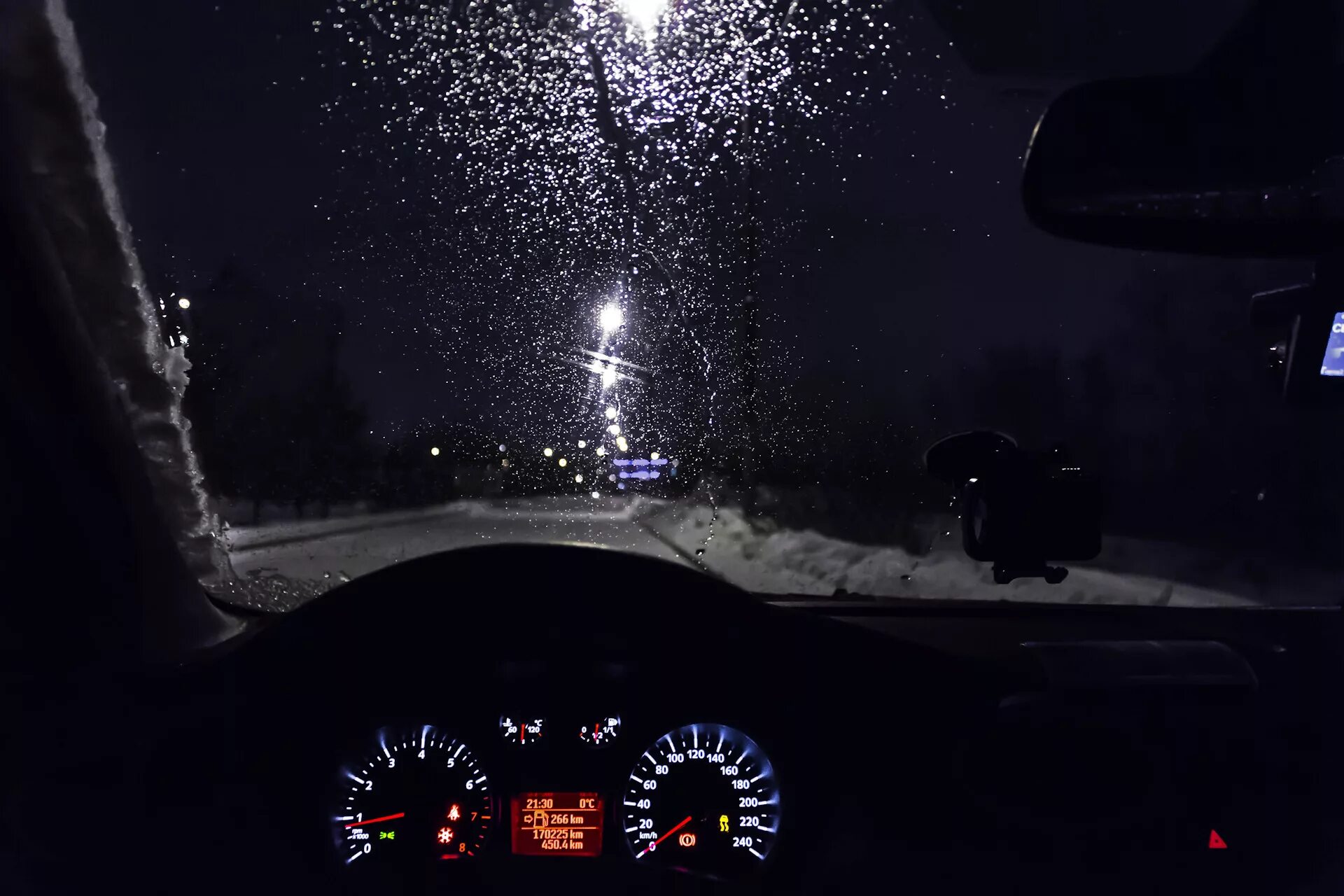 За рулём Ford Focus 2 зимой ночью. Форд фокус 2 ночью зимой. За рулем Форд фокус 3 ночь зима. Ford Focus 2 2 в салоне ночью.