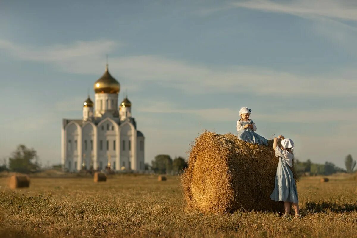 Образ родной земли. Храм в поле. Церквушка в поле. Русь Святая православная. Русское поле храм.
