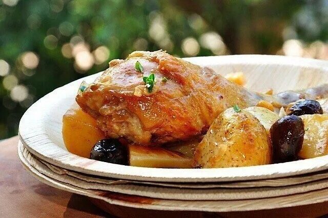 Рецепт курица вино. Курица с оливками. Курица с маслинами. Курица по гречески с маслинами. Курица в вине.
