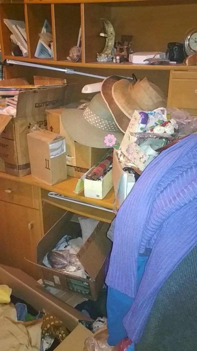 Бабка в квартире. Бабка в квартире. Сдала квартиру бабушке. Квартира бабушки. Я в квартире у бабушки.
