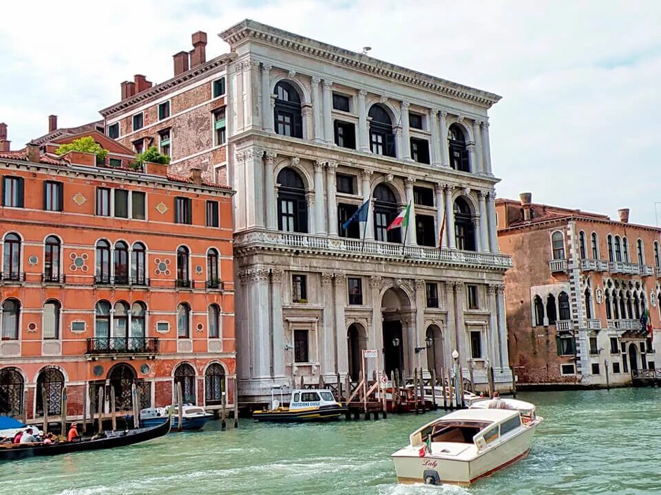 Палаццо гримани. Палаццо это. Итальянские палаццо эпохи ренессанса. Дворец палаццо пезаро. Палаццо это.