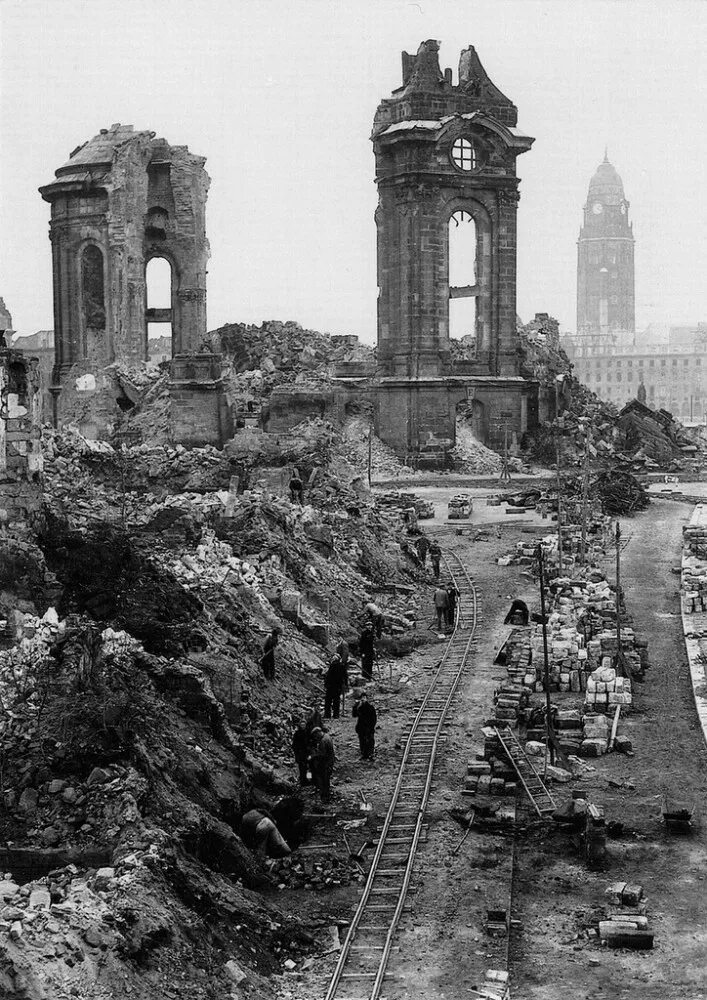Германия после 1945. Дрезден Фрауэнкирхе 1945. Дрезден бомбардировка 1945. Фрауэнкирхе Дрезден развалины. Разрушенный Дрезден 1945.