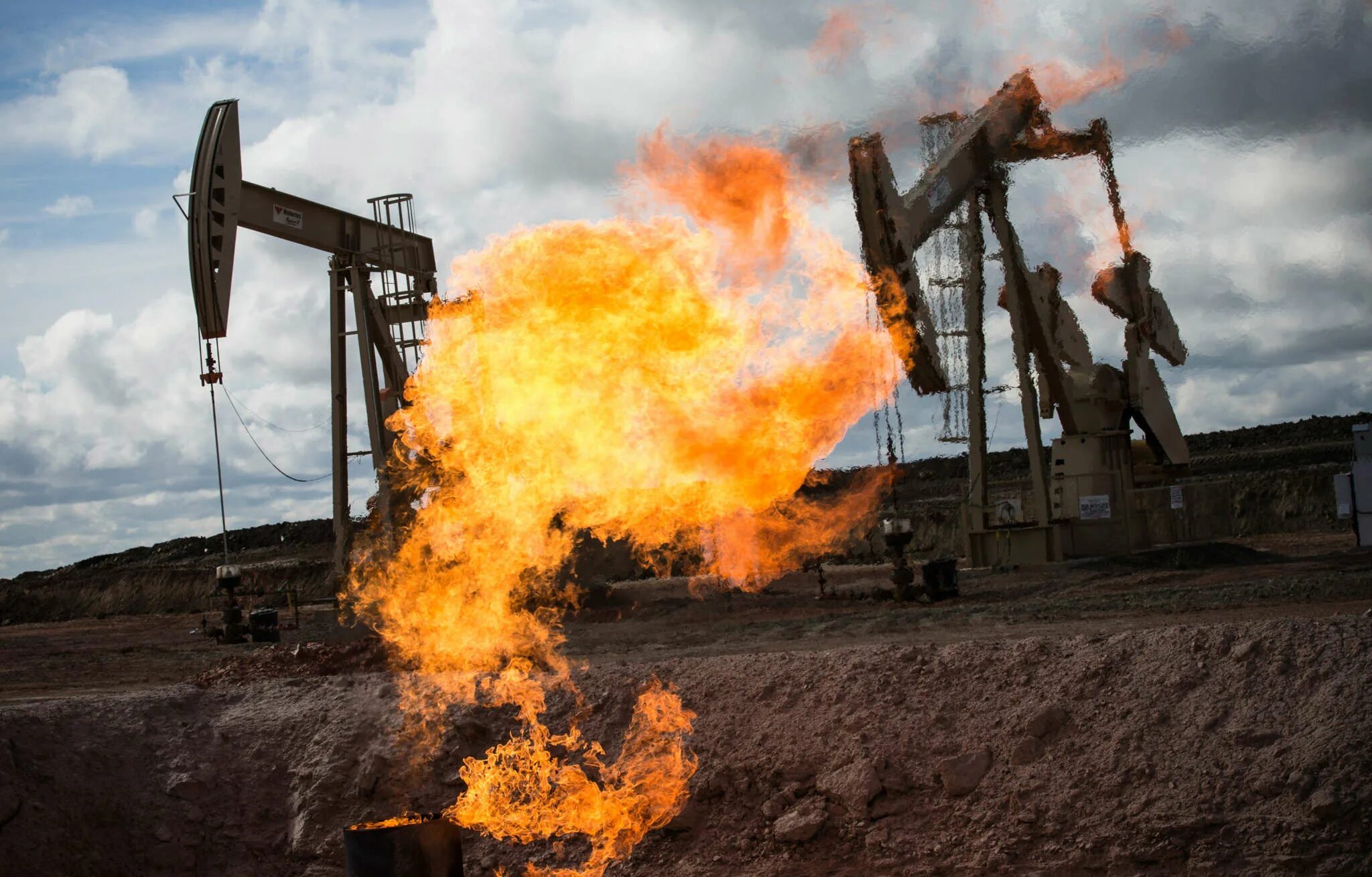 Природный газ добыча. Природный нефтяной. Природный нефтяной. Нефтедобыча и природа. Нефтяная энергетика.