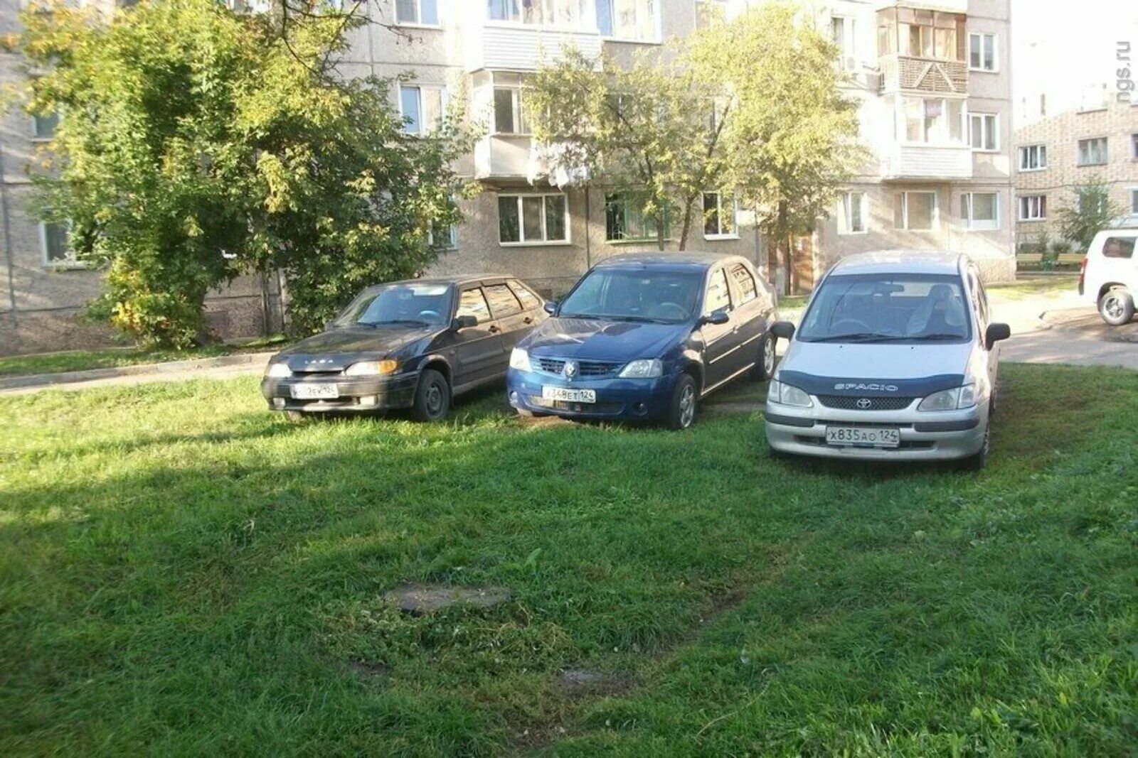 Фото припаркованных авто. Парковка на газоне. паркуется на газоне. газон машина. газон для парковки автомобиля.