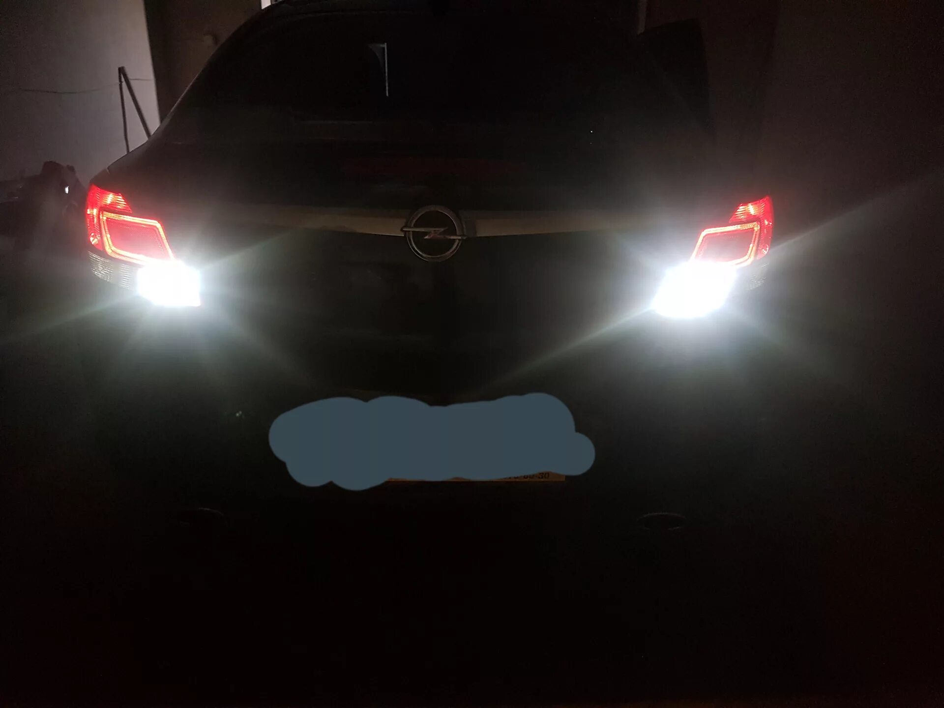 Боковая параллельная парковка. Параллельная парковка задним ходом между двумя автомобилями. Ниссан ноут лампочки заднего хода. Порядок движения задним ходом. Движение на автомобиле задним ходом.