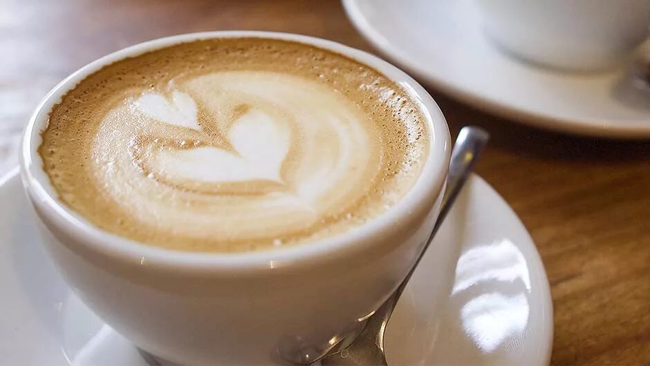 кофе с молоком и сахаром. горячий какао. кружка какао. какао напиток. горячий шоколад cacao.