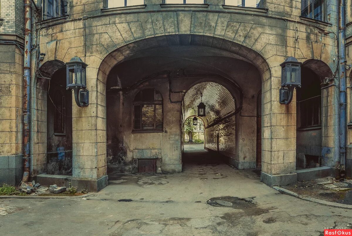 Васильевский остров дворы подворотни. Васильевский остров санкт петербург закоулки. Старый питерский дворик. Дворы и подворотни питера. Старый питерский двор васильевский остров.