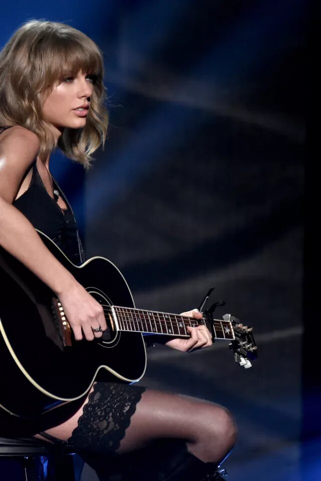 Taylor swift hero. Taylor swift. тейлор свифт с гитарой на сцене. midnights тейлор свифт.