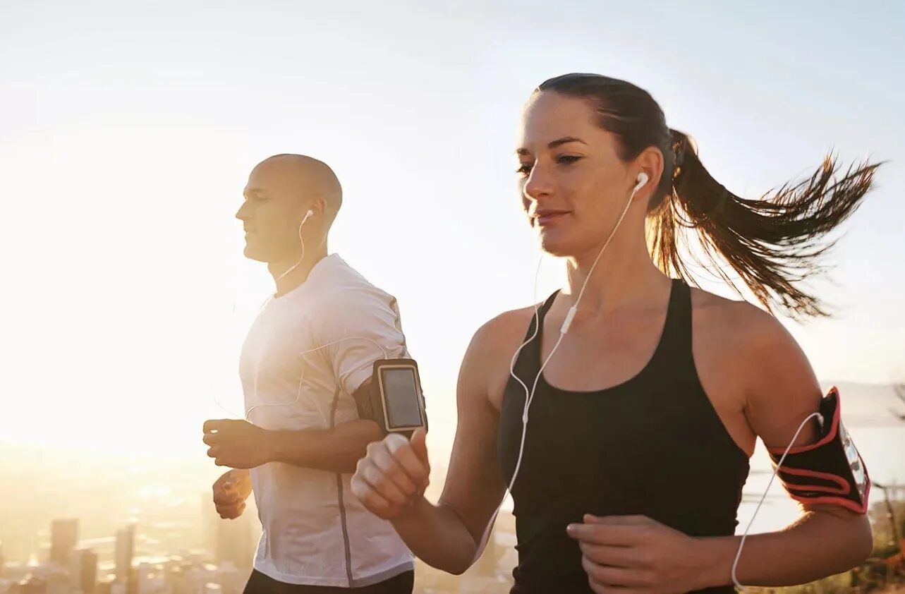 Заниматься спортом под. Мужчина занимается спортом. Счастливые спортивные люди. Спортивные люди. Заниматься спортом под.