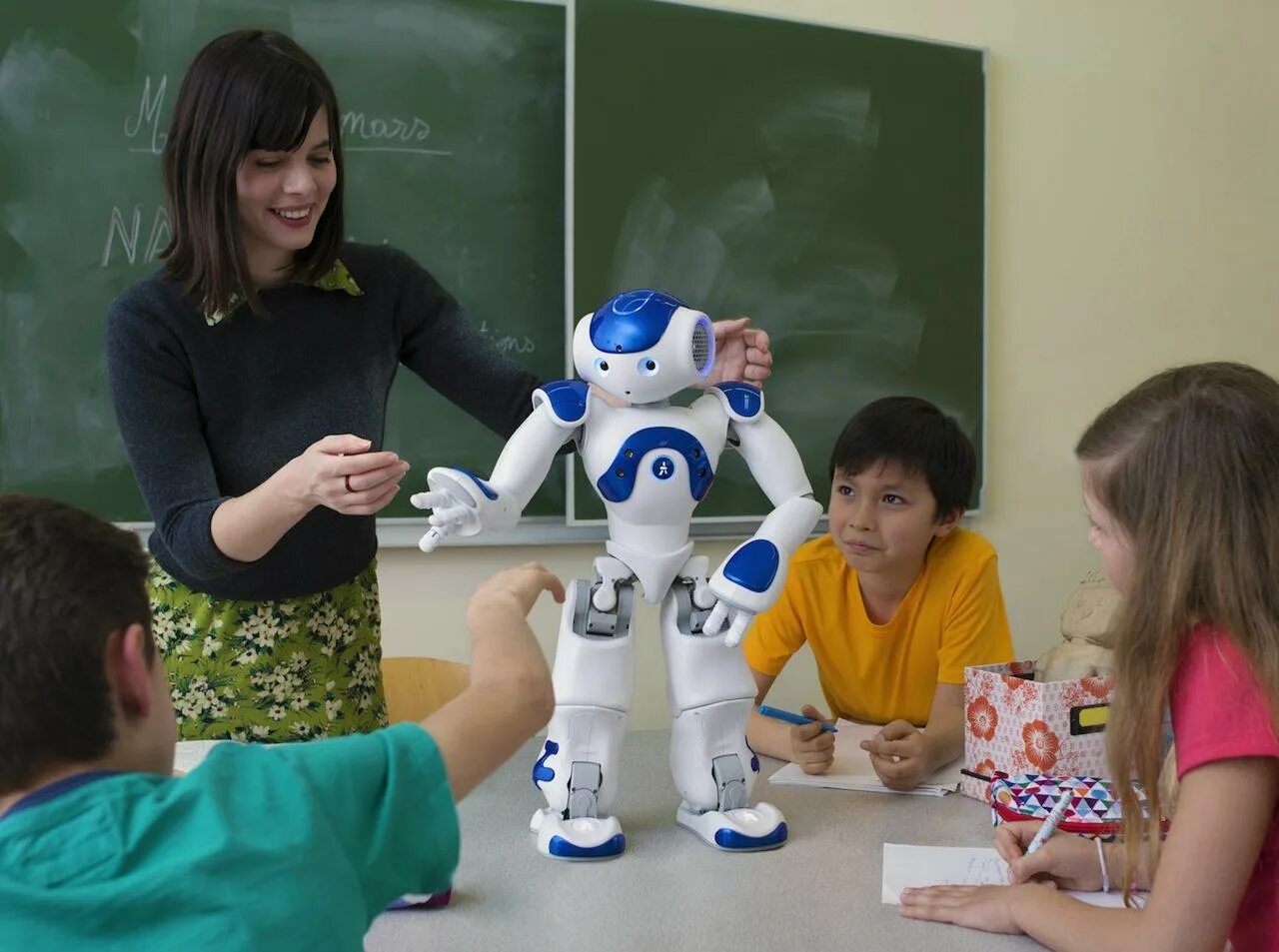 Робот учитель. Робот nao. робот nao evolution. робот робототехника учитель. робот помощник nao.
