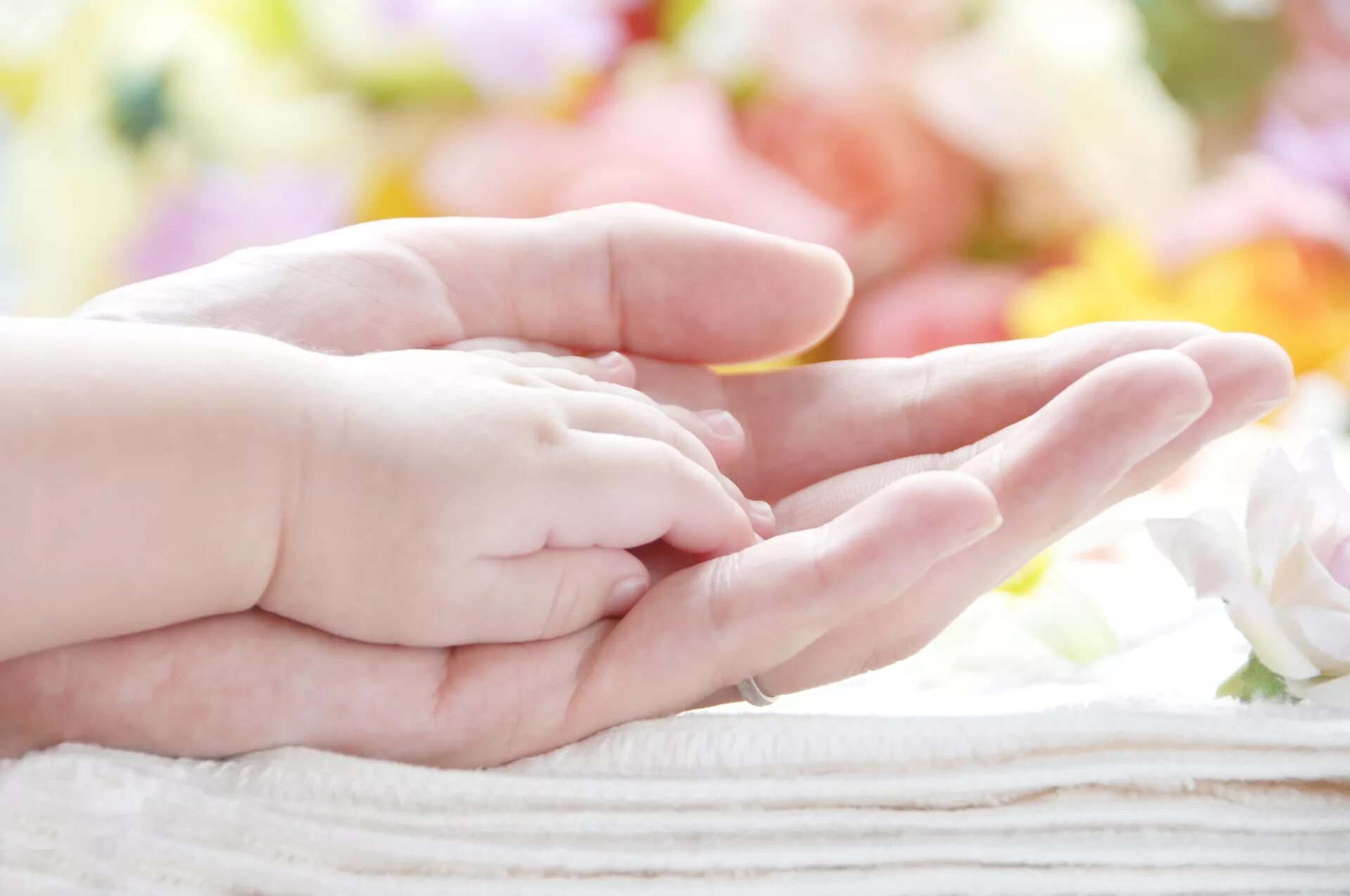 нежные руки мамы песня. объятия мамы и ребенка. обойти весь мир вокруг только знай заранее. стихи о маме. песня про маму текст.