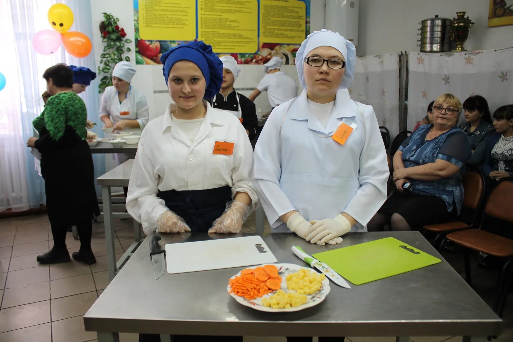 Сценарии профессиональных конкурсов. Конкурс поваров в школе для младших классов. Блюда на конкурс поваров школ. День повара сценки. Конкурс поваров сценарий.