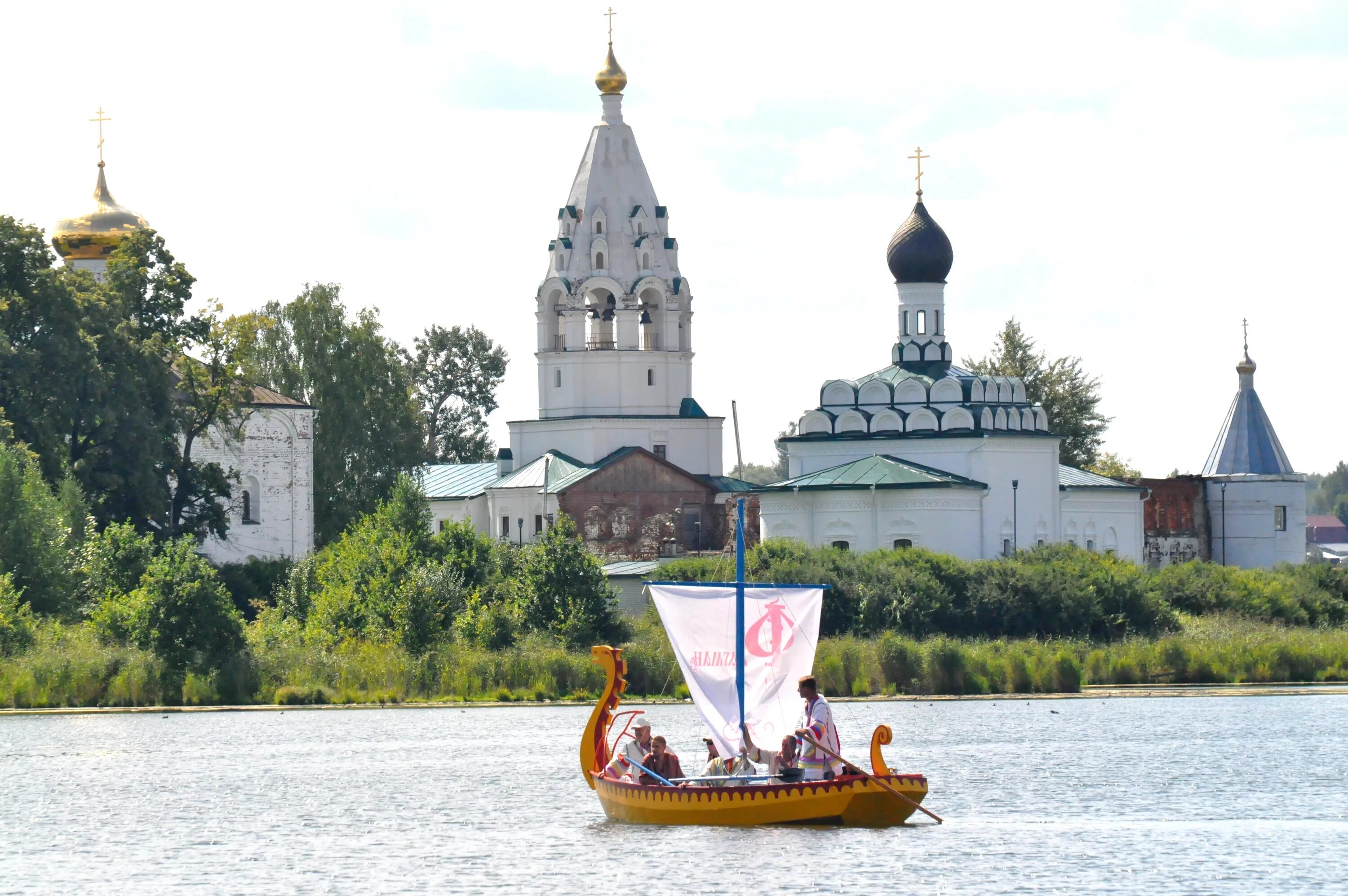 Свято троицкий нижегородская область. Монастырь Ворсма Нижегородская область. Ворсма Нижегородская область монастырь на острове. Свято-Троицкий Островоезерский монастырь в Ворсме. Церковь на озере Тосканка Ворсма.