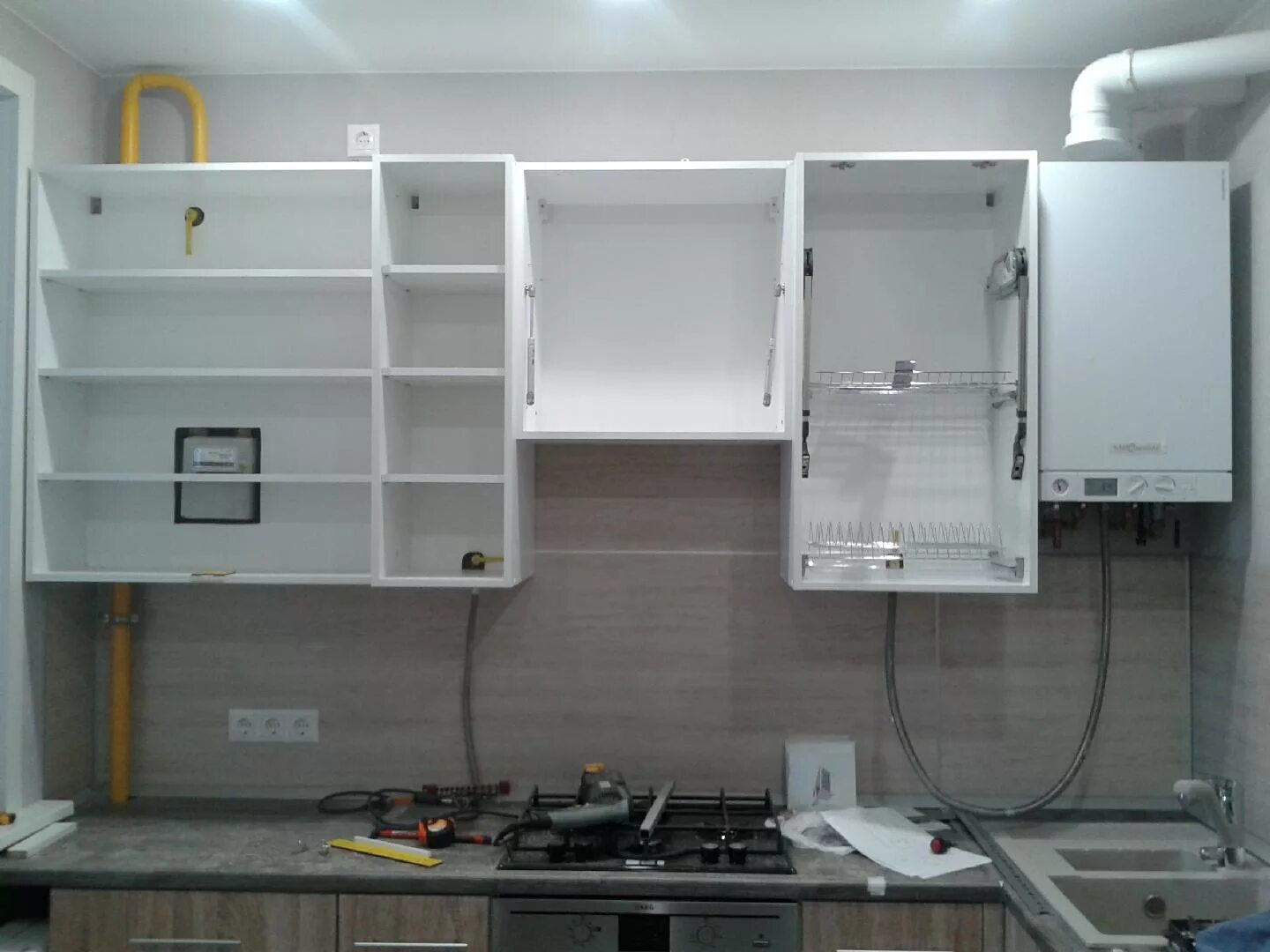 Дизайн кухни с газовым котлом на стене и трубами: как его спрятать, фото идеи Уг