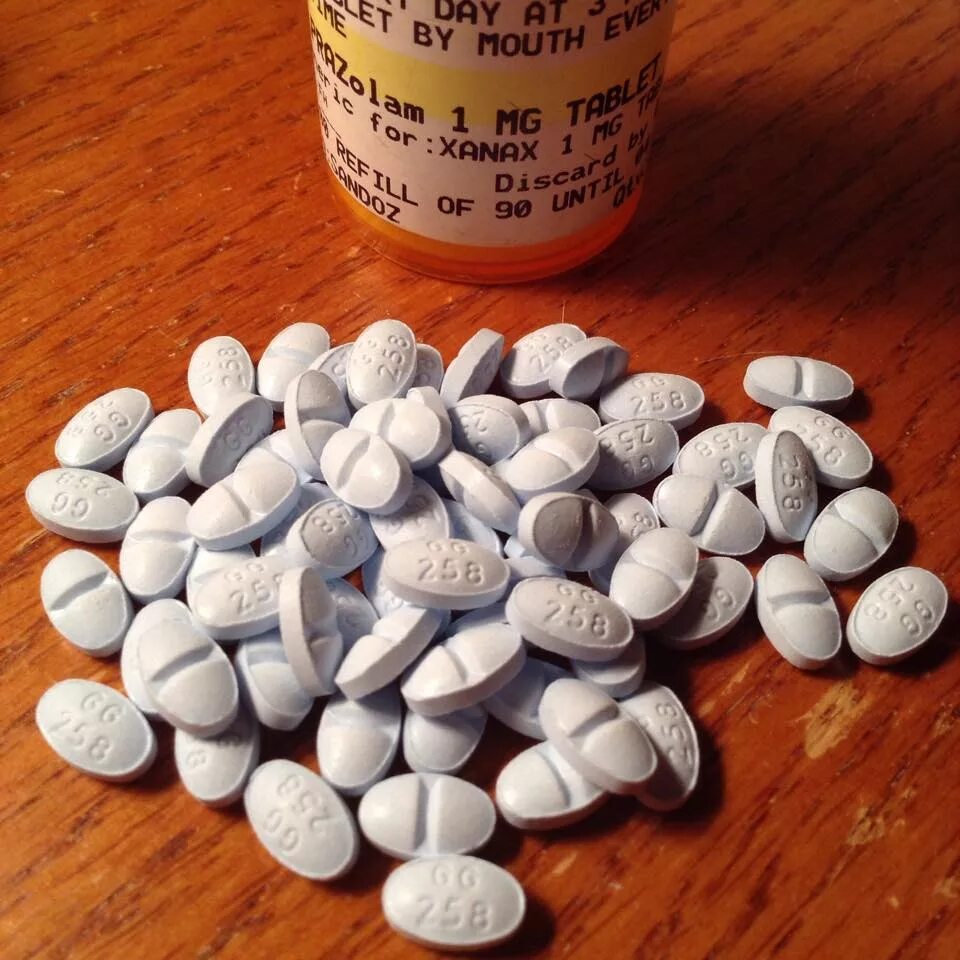 Максикам таблетки. Ксанакс таблетки. Ксанакс таблетки 1мг. Xanax Pfizer 1mg. Ксанакс 1 мг.