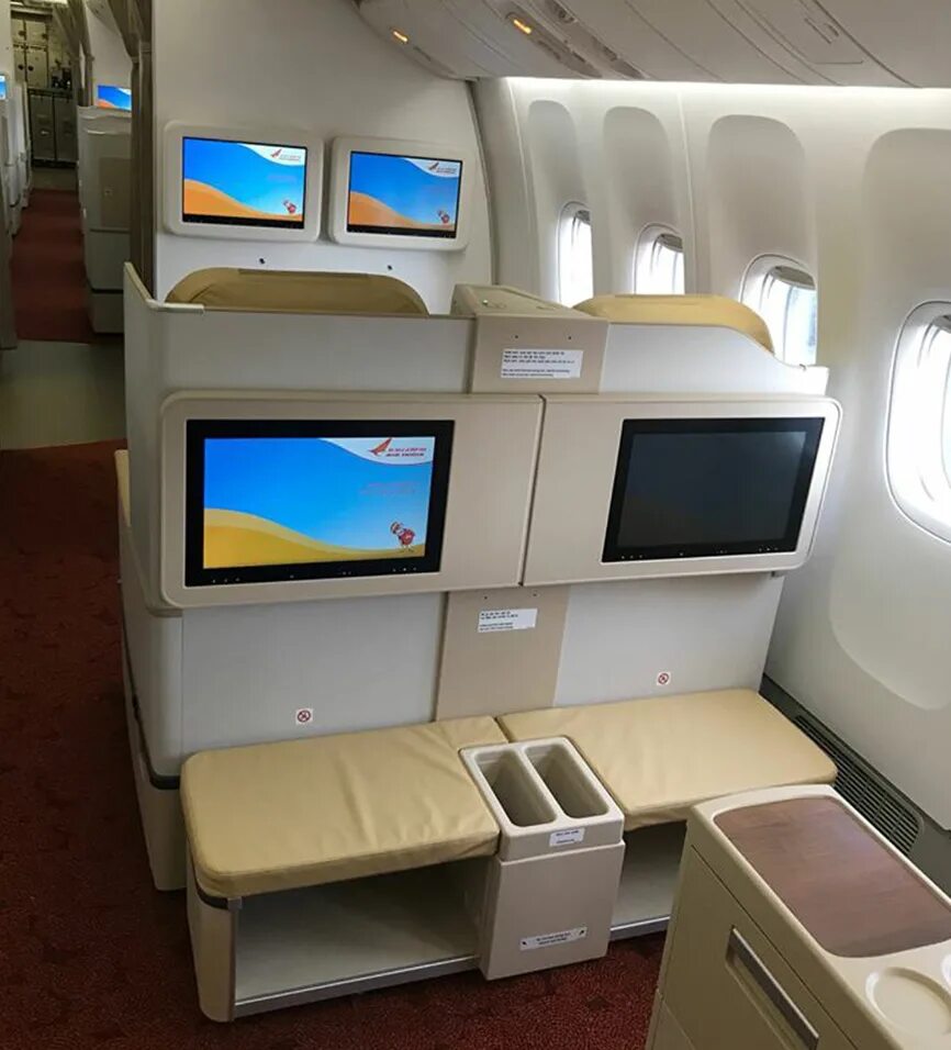Два места в самолете. Boeing 777-300er. боинг 777 300 er внутри. boeing 777-300er эконом. boeing 777-300er места.