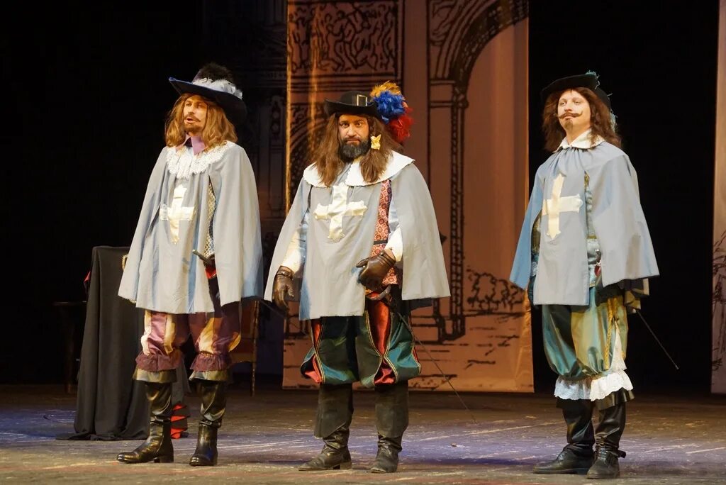 Три мушкетера театр. РАМТ три мушкетера. Д'Артаньян и три мушкетера спектакль. Мюзикл три мушкетера театр.