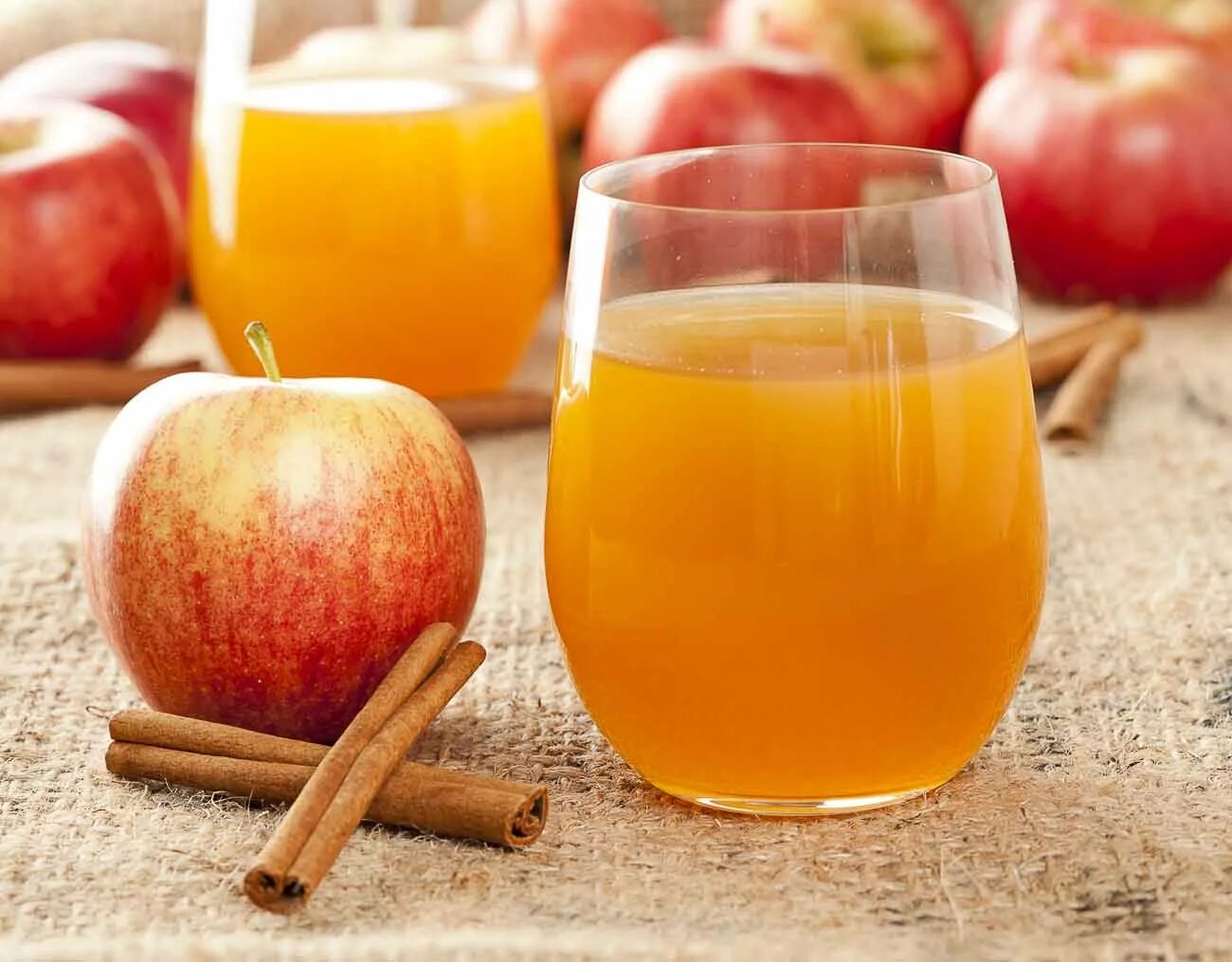 Яблоко сок польза. Яблочный сок. Сок о! Яблоко. Свежевыжатый яблочный сок. Домашний яблочный сок.