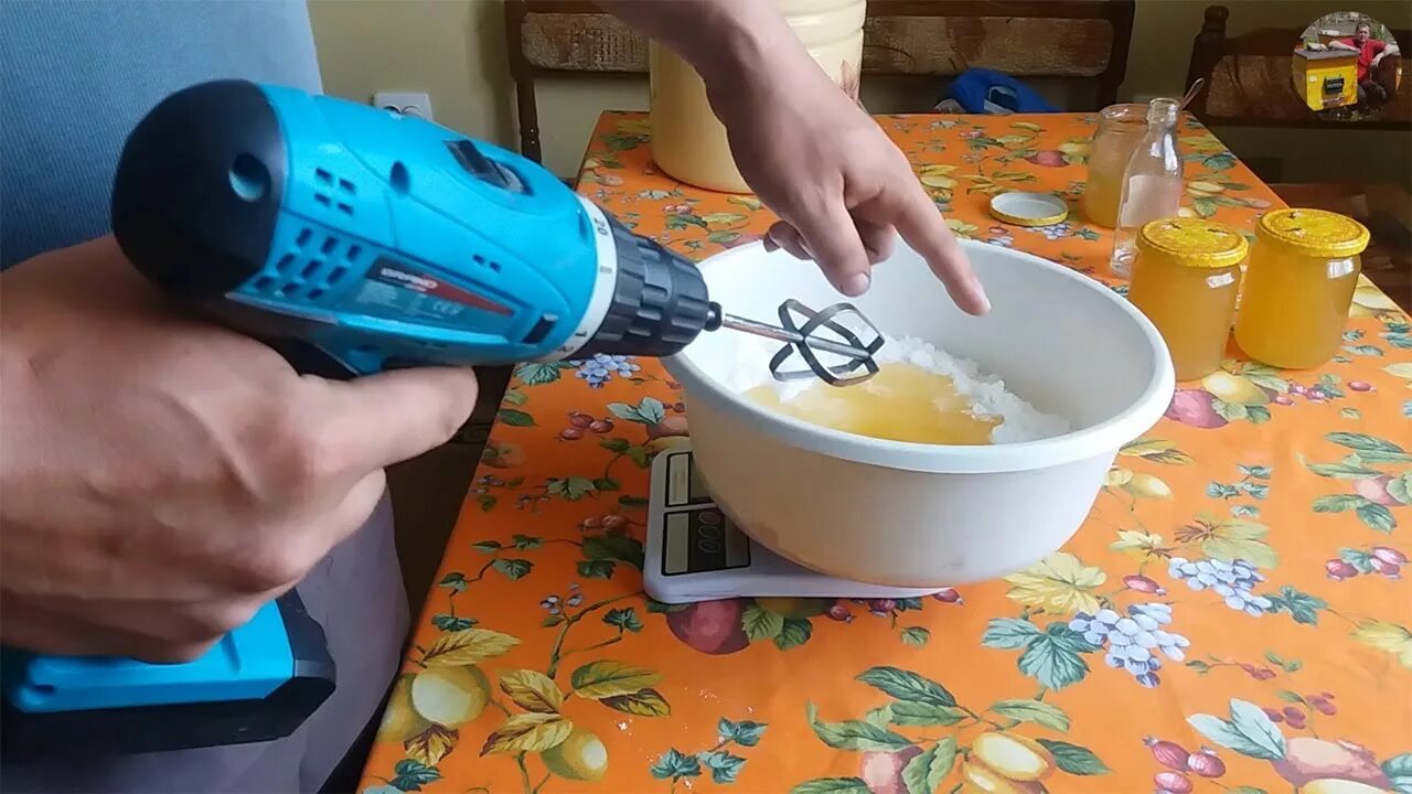 Сделать канди своими руками. Как сделать канди для пчел своими руками из сахарной пудры и меда. Сделать канди своими руками. Тестомес своими руками из дрели. Приготовление канди.
