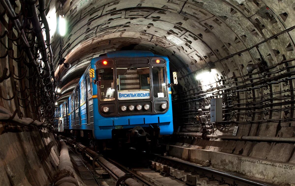 Звук поезда метро. Киевский метрополитен 81 717. Киев метрополитен вагон. Номерной 81-717 Украина. 81-717/714 ВДНХ.