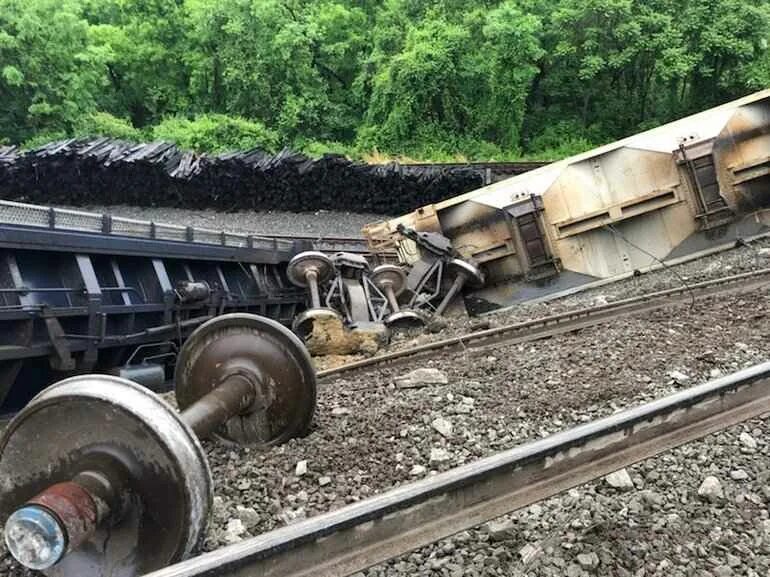Почему сходят с рельс. Грузовой поезд. Поезд по рельсам. Станция купчинская крушение поездов. Крушение пассажирского поезда.