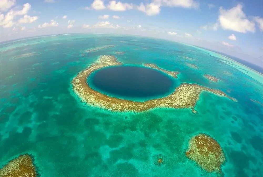 Самое большое место. Большая голубая дыра, Лайтхаус-риф. Барьерный риф Белиз. Большая голубая дыра, Лайтхаус-риф глубина. Большая голубая дыра Белиз Центральная Америка.