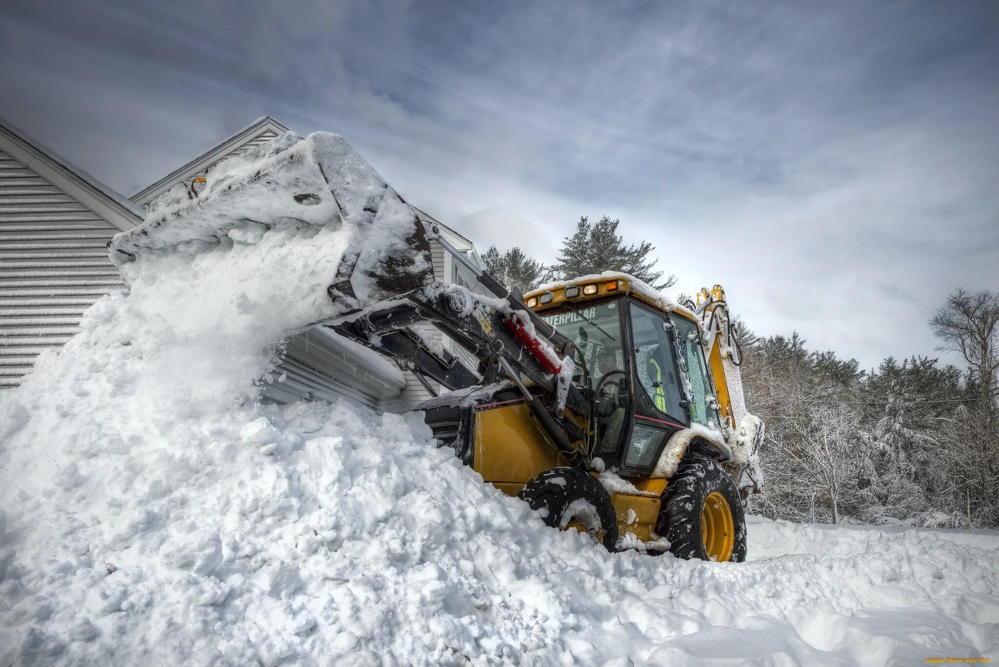 Уборка снега экскаватором погрузчиком JCB. JCB Fastrac уборка снега. Трактор JCB снегоуборщик. Трактор JCB зимой. Аренда трактора снег