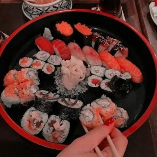 Вкусно едят суши