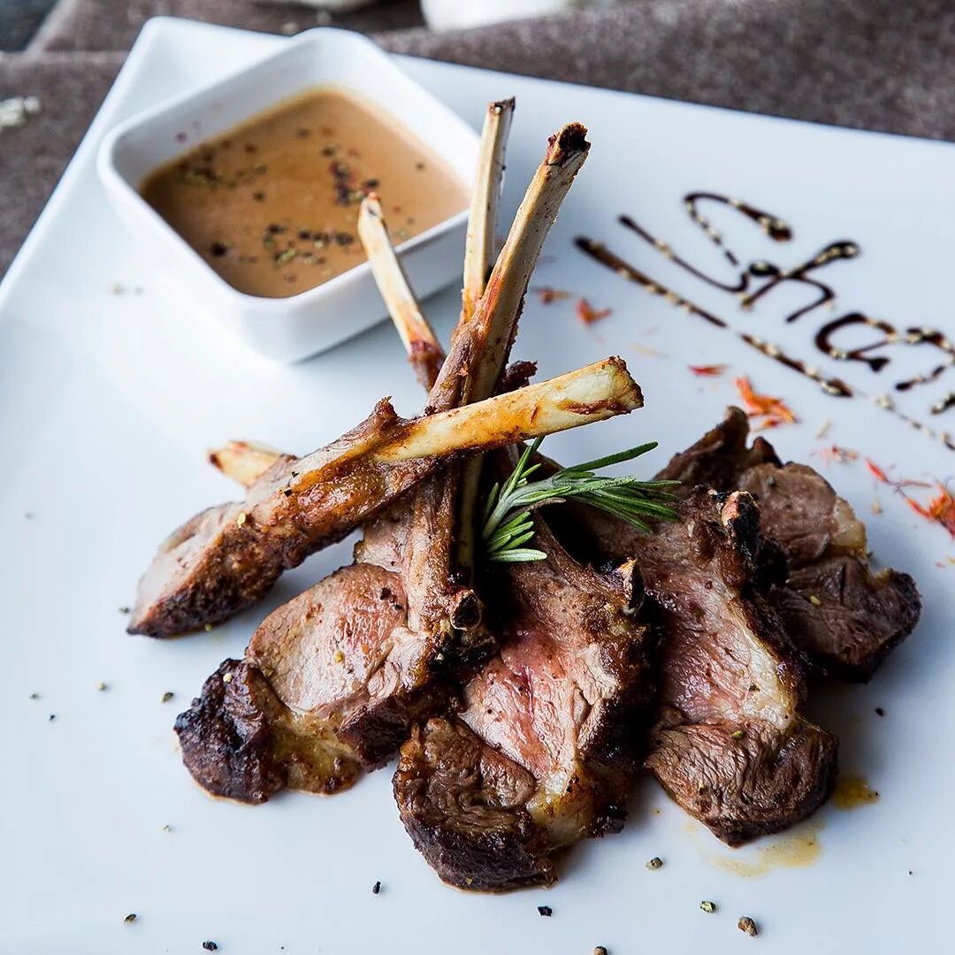 Вкусное каре ягненка. Каре ягненка с рататуем. Корейка ягненка на гриле. Баранина конфи. Вкусное каре ягненка.