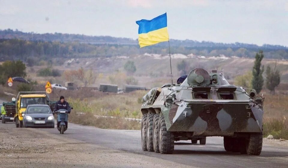 Еду бтр по донбасской стороне. Бтр едет мем. Едут бтры по донбасской стороне. Едут едут бтры. Едут-едут бтры зверобой.