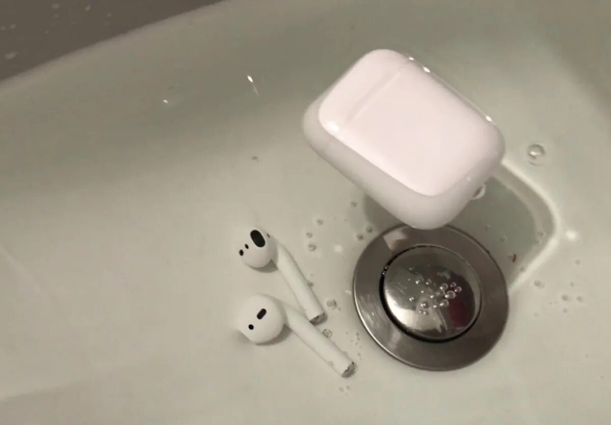 AIRPODS В воде. AIRPODS утопил. AIRPODS наушник упал в воду. Сломанные наушники AIRPODS. Что делать если уронил наушники в воду