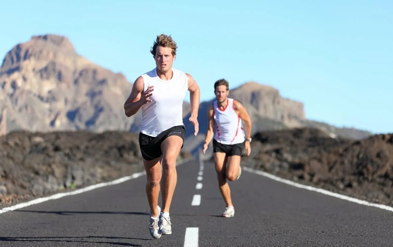 Running offline. Спортсмен бежит. Спортивные люди. Человек на пробежке. Парень бежит.