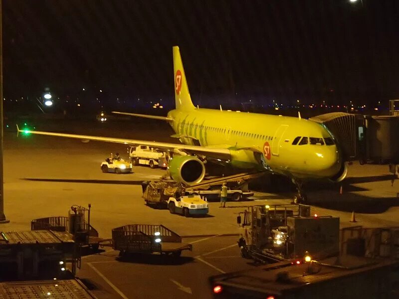 Самолет в 7 вечера. Новосибирск с самолёта s7 ночью. Самолет s7 ночью. S7 Airlines ночью. Самолёт s7 на аэропорте ночью.