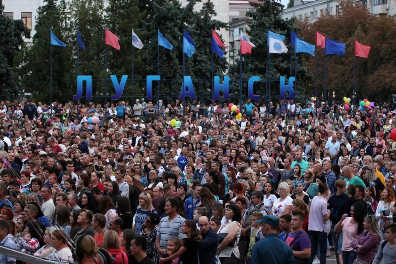 Россия г луганск. Луганск население 2014. День города Луганск. Население города Луганск. Луганск население сейчас.