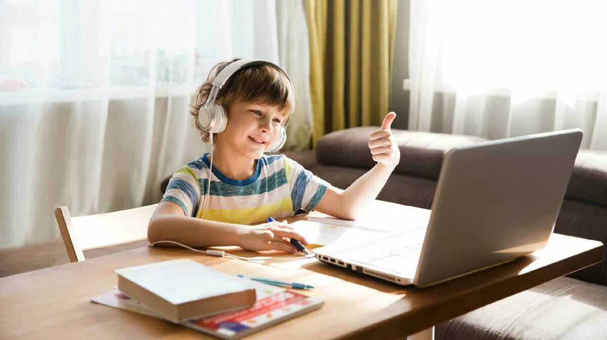 Какую интернет школу выбрать. Ребенок за компьютером. Дети учеба. Ребенок за ПК. Занятия за компьютером.