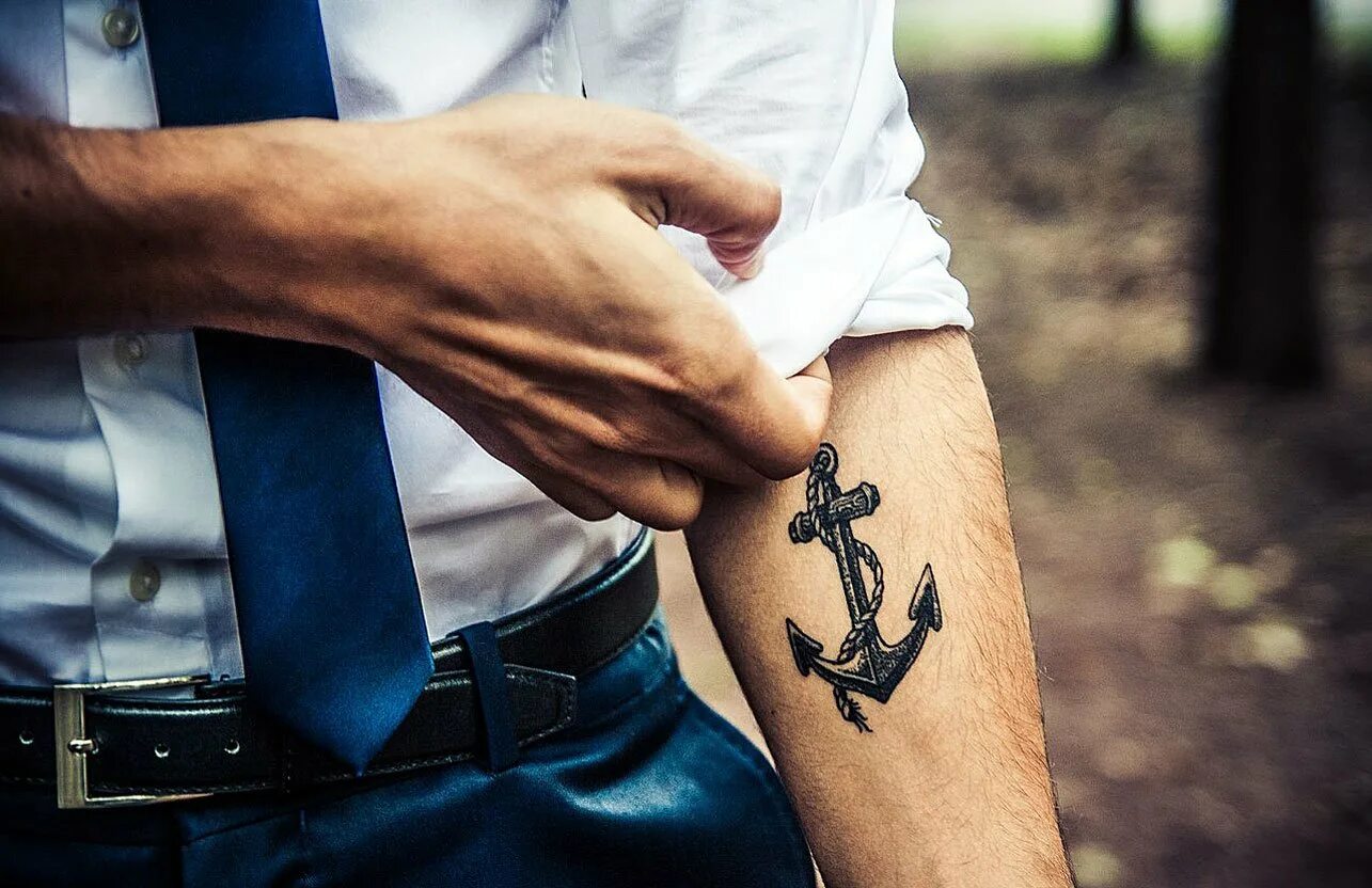 Татуировки на руку мужские маленькие. Тату якорь. Тату на руку для мужчин. Тату на руке мужские небольшие. Тату на руку для мужчин маленькие.