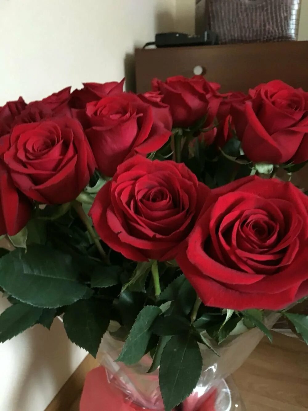 Фото цветов на столе реальные. Розы дома. Красивый букет дома. Красные розы. Букет красных роз.