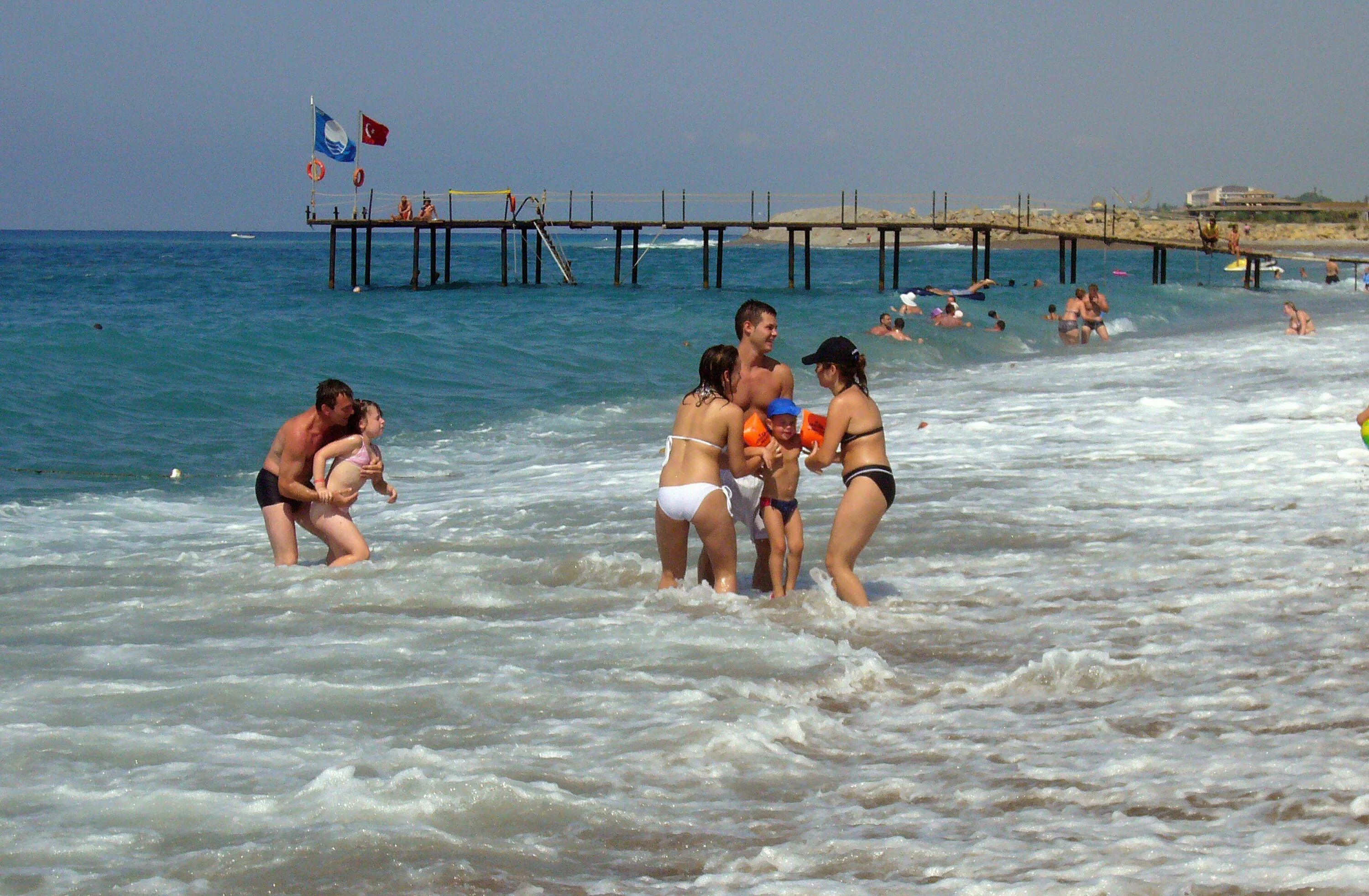 Русские отдыхают в турции. Отдыхающие россияне в Турции. Турция пляж. Пляж люди купаются. Турецкие курорты.