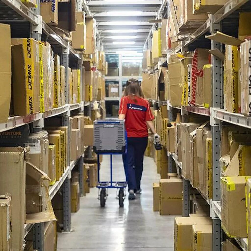 Рц спортмастер екатеринбург. Работа на складе в железнодорожном. Комплектовщик на склад. Кладовщик комплектовщик спортмастер. Кладовщик.